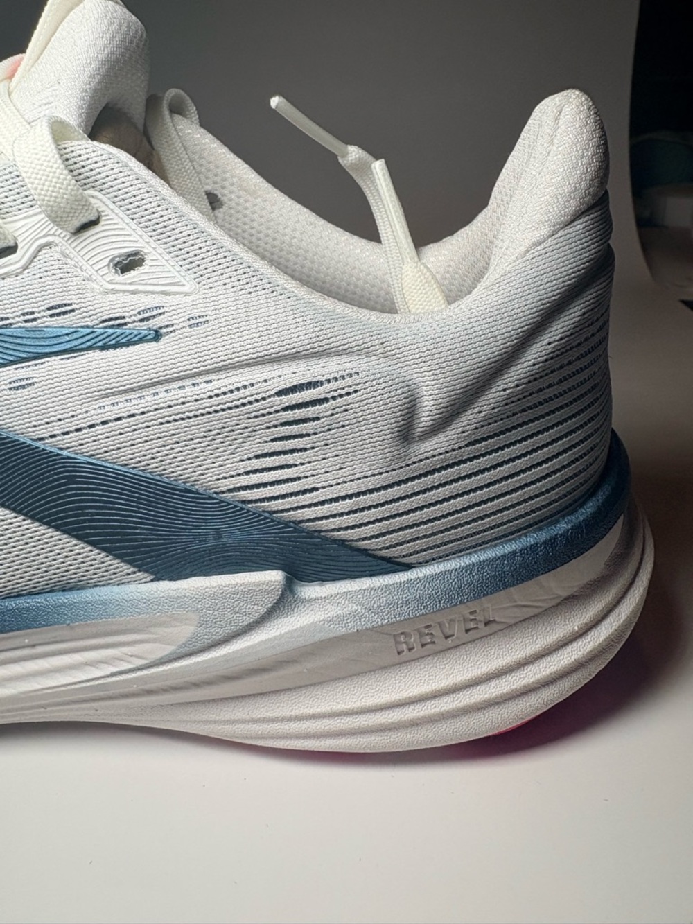 New Brooks Revel 8 Women’s size 8.5 White & Blue Running Shoe with Pink Accents - Picture 5 of 14